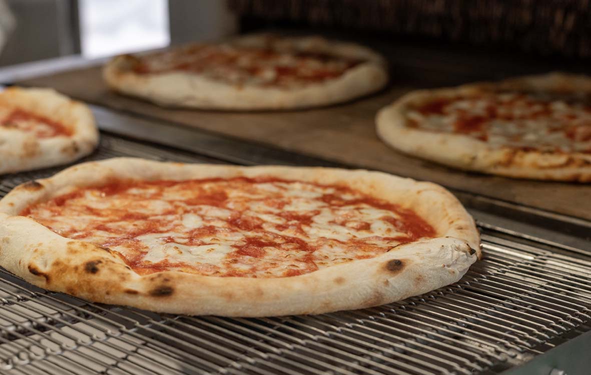 Cottura delle pizze Pizza Over su pietra refrattaria