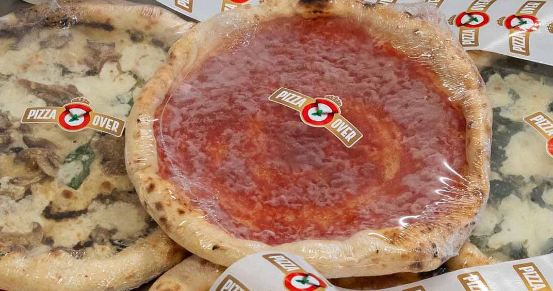 pizza over 3 Pizza marinara Pizza Over vista dall'alto, circondata dagli ingredienti